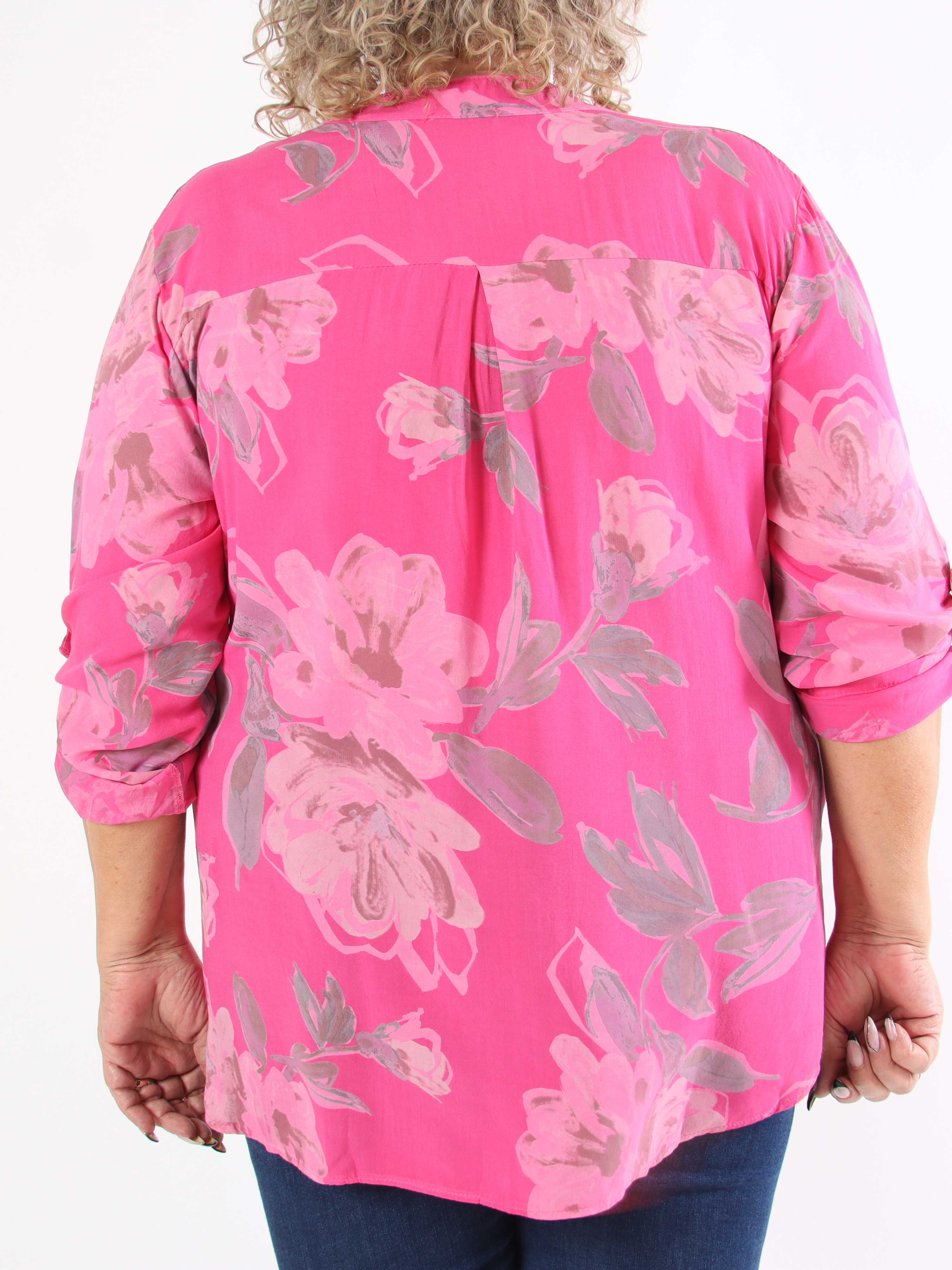 Ella - Söt plus size-tunika i viskos med blommiga motiv